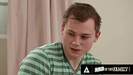 Entonces, Sloan Rider, la madrastra caliente, anhela el follar salvaje de su hijastro.