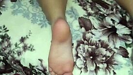 Moj cuck mi je raztrgal ritko, medtem ko sem kričala in trdo prišla iz obeh lukenj.