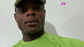 marido foi trabalhar e me deixou de presente para a mulher greluda dele empurrou no cuzinho dela