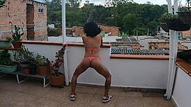 Posando quente e pronta em Medellín, Colômbia