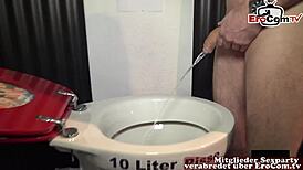 Äärimmäinen saksalainen pissinjuontibile villien swingerien kanssa