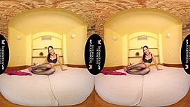 MILF Cynthia Velons folosește vibrator într-o experiență VR solo