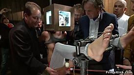 Bill Bailey anal knepper Cassandra Nix i vild udendørs gruppe kink session. Bundet og bizar røv action udfolder sig!