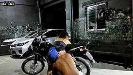 Hudiča! Mlada žena divja po lizanju kolesa!