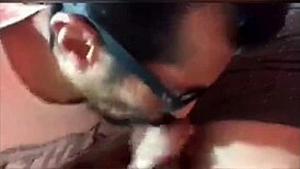 un beso blanco entre hombres gay