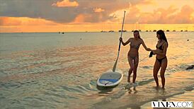 교활한 학생이 휴가 중에 커플이랑 비밀 섹스해요!