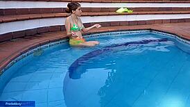 Chica Inocente Enjoys Pool Time With Stepbrother