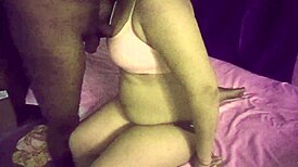 שכנה צעירה דסי קרובת משפחה רוכבת חזק לתענוג פרוע מלא