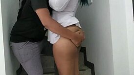 אחות חורגת משכנעת אותי לזיון חוץ על מדרגות ביתי