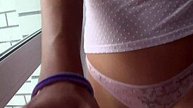 Camilla Moon mutogatja nagy bimbóit a rózsaszín bugyin keresztül közelről