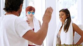 مراهقة زوجة 18+ ببيكيني تتلقى دفعات قوية من زب عملاق