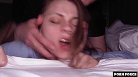 Netflix in chill postane divji z punco na kavču. Globoko penetracija čaka!