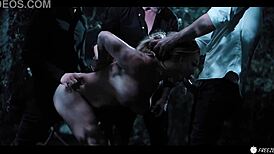 Busty jente frosset i tid blir boret av tre gutter i skogen