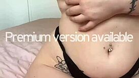 Előnézeti modell mutatja nagy ciciket szűk melltartóban