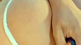 בחורה בת 18+ עם כוס ענקית מקבלת מלקק ומשחק כוס אינטנסיבי