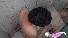 Fui alugar um apartamento e o funcionario me mostrou o banheiro de um jeito especial