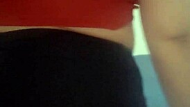 Пълничка новичка бавно сваля дрехите пред камерата