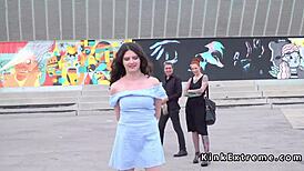 갈색 머리 유럽 노예가 공공장소에서 묶여서 변태적인 지배 당해