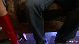 İki zayıf üvey kız kardeş büyük memelerle vahşi 4'lü orjiye katılıyor