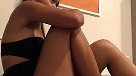 Malá asijská 18+ ukazuje velkou prdel v amatéru