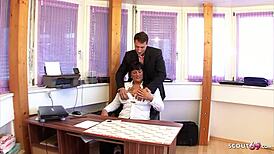 Ung anställd knullar mogen chefin på kontoret för extra ledigt