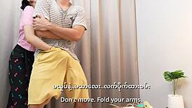 מורה צעירה עגלגלה מכופפת לסטודנט זיון כלבים