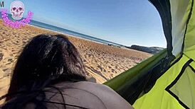 Velký prsa creampie na pláži s roztomilou slečnou