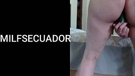 Milfă latină cu fund mare solo cu mâncare