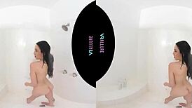 Jade Baker vibes her trimmed pussy solo in the bath! 😍