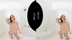 Jade Baker vibes her trimmed pussy solo in the bath! 😍