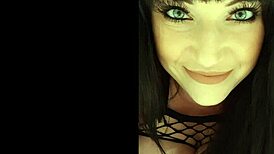 harmony reigns says: 'stare into my pretty blue eyes and listen to my sexy british accent' up close.