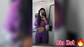 Bia hot morena safada com tesao bate uma siririca no banheiro do onibus