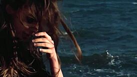 Bruneta sexy cu sâni mari adolescenta 18+ Mila Azul dezvăluie corpul gol natural fierbinte