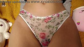 Φίλος από το σχολείο έρχεται να διαβάσει αλλά κρέμαει αντίθετα 😜