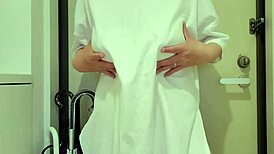 Umm, gledam ovu debelu japansku milf kako se gola masturbira na vratima... ludo!