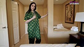 Žena chycená při stříkání orgasmu s přítelem sténajícím.