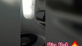 Bia hot morena safada com tesao bate uma siririca no banheiro do onibus