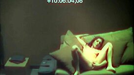 Szexi csaj titokban ujazza szűk punciját a kanapén