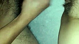 Zbliżenie POV owłosionej pary w intymnym akcji