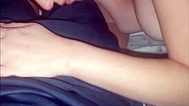 A puta me faz um grande boquete e depois gozo muito esperma nos seus lindos pés