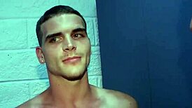 Entrenamiento gay hardcore para reclutas novatos en el ejército físico