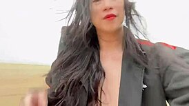 Seksi shemale mastürbasyonla rahatlıyorum, büyük yarrağımı yavaş yavaş sıvazlıyorum