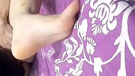 Pasangan Vietnam berkongsi momen intim di rumah tenang