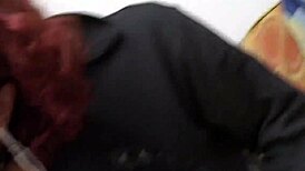 Antes de ser fodida por velho tarado, ela se masturba sozinha no carro