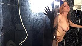 Novinho comendo a tia do seu amigo no banheiro da casa dela branquinha gostosa