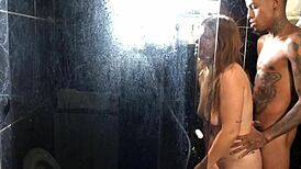 Novinho comendo a tia do seu amigo no banheiro da casa dela branquinha gostosa