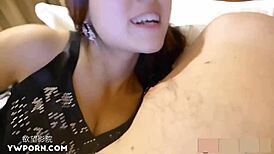 명랑한 중국 미녀가 거대한 자지에 세게 박혀서 압도당함