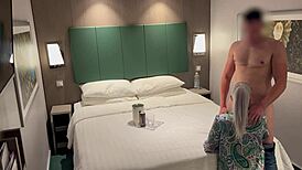 dus ik belde het hotelmeisje voor een drankje, en ze gaf me een wilde blowjob tot ik kwam