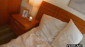 Първата среща на самотната майка се превръща в грубо анално чукане.