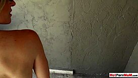 Мащехата казва: Гледай перфектната ми минетка техника, стъпсъне!